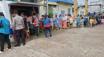 Polsek Penjaringan Bagikan Paket Makanan Untuk Warga Kapuk Muara