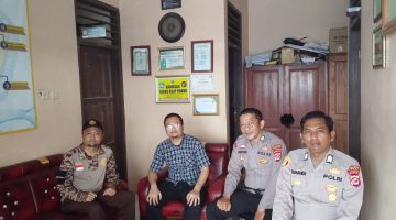 Bhabinkamtibmas Polsek Bojongmanik Polres Lebak Sambangi Warga di Desa Binaan