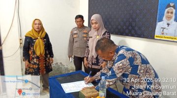 Kapolsek Rangkasbitung Polres Lebak di Wakili Bhabinkamtibmas Hadiri Acara Sertijab Kepala Kelurahan Muara Ciujung Barat