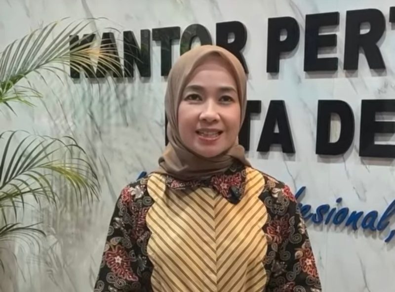 Alya Rohali, Aktris, Presenter, Model, Ratu Kecantikan, Pengusaha dan juga sebagai Notaris/PPAT, saat Kunjungi Kantor BPN Depok (Foto: Purnamanews/Yudi Bahtiar)