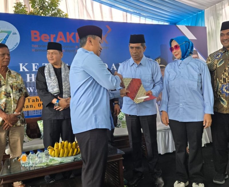 Jajaran Ketua RT, RW, LPM Bedahan bersama Walikota Depok Supian Suri, pada saat pelantikan di Bedahan Sawangan Depok (Foto: Purnamanews/Yudi Bahtiar)