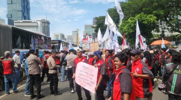 100 Orang Buruh Datangi DPR/MPR Dalam Rangka May Day, Polda Metro Jaya Menyambut Dengan Humanis