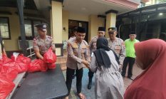 Polsek Tambora Berikan Bantuan Sembako Untuk Para Janda Di Angke Dalam Jumat Berkah