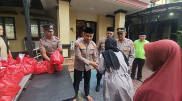 Polsek Tambora Berikan Bantuan Sembako Untuk Para Janda Di Angke Dalam Jumat Berkah