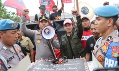 Kapolres Pelabuhan Tanjung Priok Beri Kejutan Kepada Buruh Dan Sopir Dalam May Day : Deklarasikan Keselamatan Berkendara