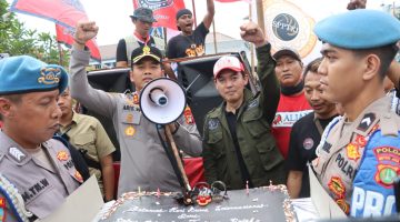Kapolres Pelabuhan Tanjung Priok Beri Kejutan Kepada Buruh Dan Sopir Dalam May Day : Deklarasikan Keselamatan Berkendara
