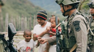 Satgas Operasi Damai Cartenz Laksanakan Patroli Humanis Di Kiwirok, Perkuat Kedekatan Dengan Warga