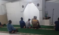 Anggota Polsek Leuwidamar Laksanakan Giat shalat Subuh keliling (Subling) Di Desa Lebakparahiang