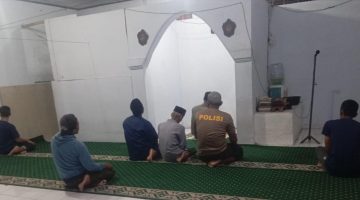 Anggota Polsek Leuwidamar Laksanakan Giat shalat Subuh keliling (Subling) Di Desa Lebakparahiang