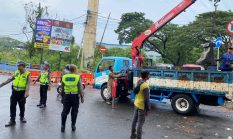 Satlantas Polres Tangerang Kota Pasang Barrier Beton Di Jembatan Bayur : Cegah Kecelakaan