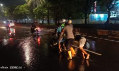 Polsek Cengkareng Atur Lalin Di Daan Mogot : Cegah Kemacetan Akibat Genangan Air