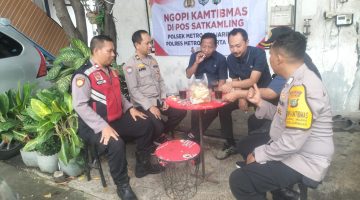 Polsek Penjaringan Laksanakan Pendekatan Humanis Dengan Door To Door Dan Ngopi Kamtibmas Di Kamal Muara
