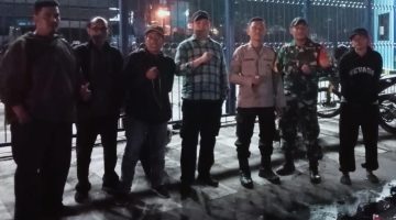 Ciptakan Wilayah Aman Dan Kondusif, Babinsa Koramil 04/Pulogadung Bersama Aparat Dan Warga Gelar Patroli Malam