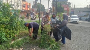 Bhabinkamtibmas Jakasampurna Bersama Warga Gelar Sabtu Bersih Di Jalan Patriot