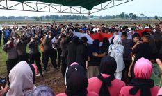 Polda Lampung Berduka : Kapolda Hadiri Upacara Pemakaman Bripka Anumerta Arya Supena Yang Gugur Dalam Tugas