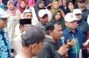 Walikota Depok, Supian Suri (topi logo P) dan Lapisan masayarakat Kp Benda, Cipayung, Depok(Foto: Yudi Bahtiar/Purnamanews.com)
