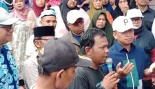 Walikota Depok, Supian Suri (topi logo P) dan Lapisan masayarakat Kp Benda, Cipayung, Depok(Foto: Yudi Bahtiar/Purnamanews.com)